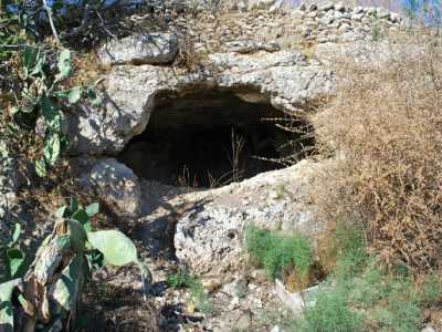 Ingresso a uno dei vani dell'ipogeo La Caravella